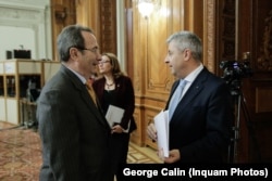 Valer Dorneanu, președintele CCR, se întreține cu Florin Iordache, deputatul PSD care a condus comisia care a modificat legile justiției și Codurile penale. CCR a respins multe din sesizările care contestau aceste modificări.