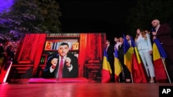 جورج سیمیون نامزد ریاست جمهوری بعد از پایان رای دهی به هواداران خود از طریق ویدیو لینک سخنرانی می کند.