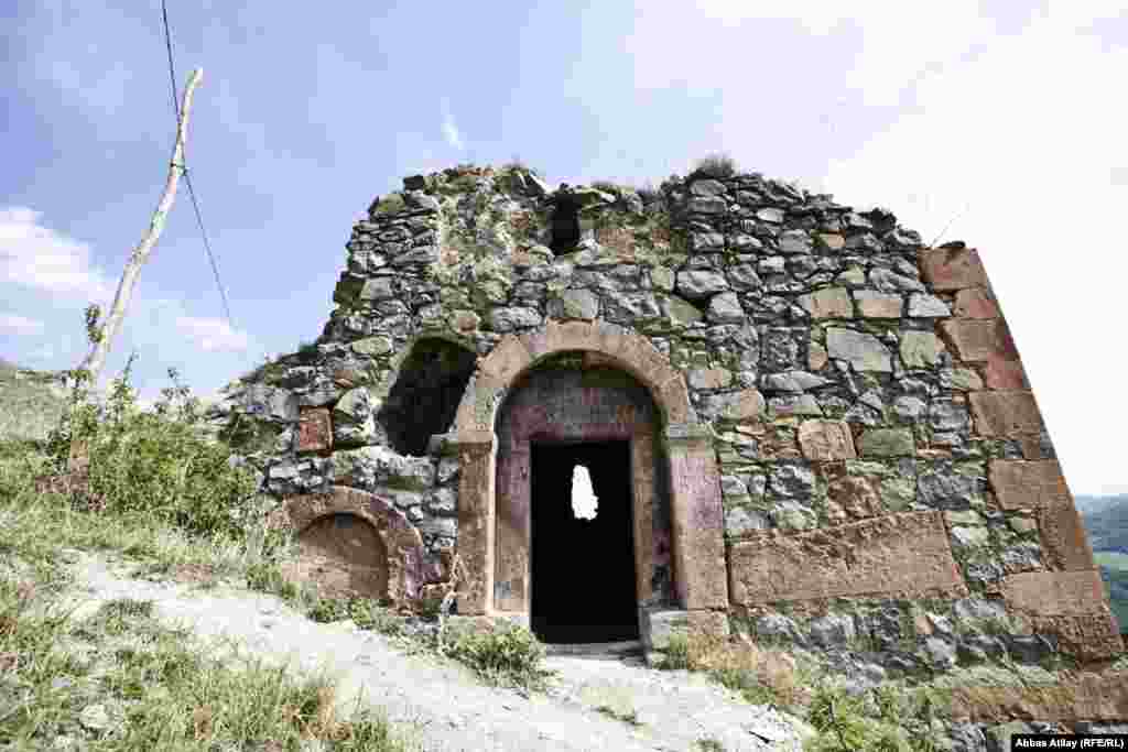 Kilsə divarları üzərində kilsə haqqında məlumat almaq üçün lövhəyə rast gəlinmir.