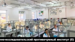 Sipas raportimeve, një punonjës laboratori theu aksidentalisht një epruvetë që përmbante bakterin që shkakton murtajën pneumonike, teksa po punonte në një institut në Irkutsk të Siberisë.