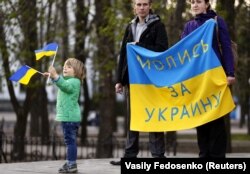 Під час мітингу в Луганську проти агресії Росії щодо України, 18 квітня 2014 року