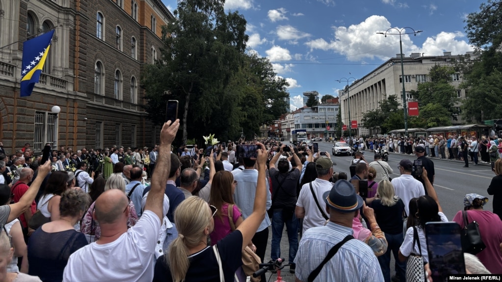 Mbërritja e kamionit me eshtrat e dhjetë viktimave të gjenocidit të Srebrenicës para ndërtesës së Presidencës së Bosnje dhe Hercegovinës në Sarajevë, ku familjarët e viktimave dhe qytetarët u bënë homazhe.