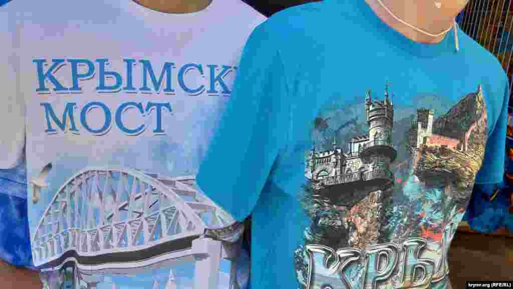 Основной темой сувениров в Керчи является мост через Керченский пролив. Его изображение можно встретить на футболках, майках, полотенцах, магнитиках и браслетах