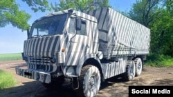 Російський логістичний транспортний засіб, пофарбований у чорно-білі смуги, у невстановленому місці