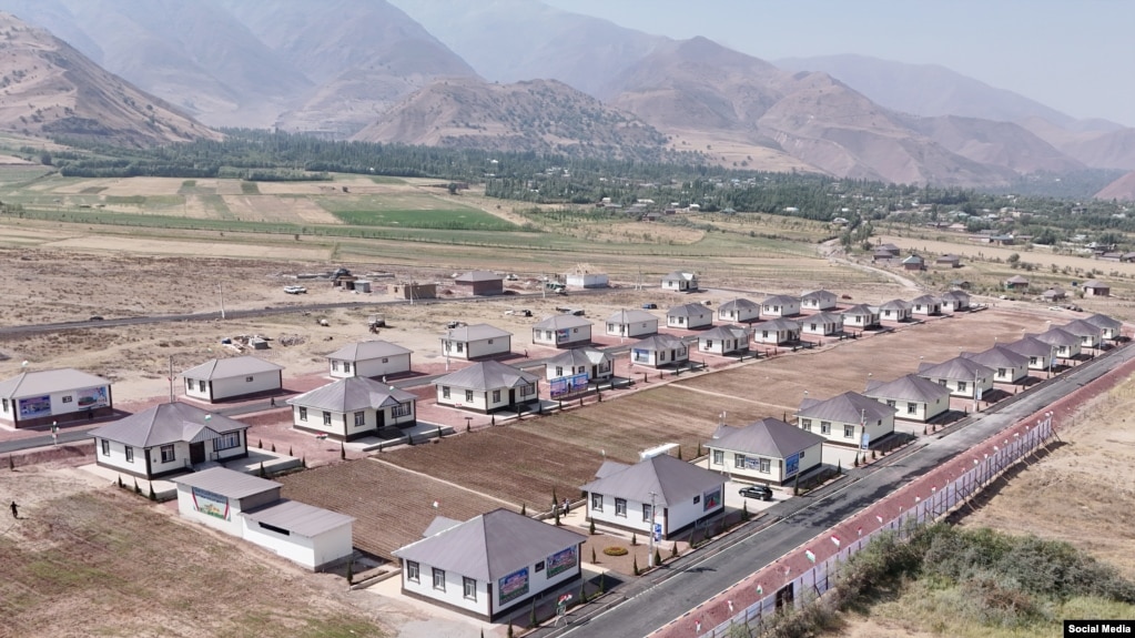 Тақдими 36 хона ба онҳое, ки дар заминларза бехонаву дар монда буданд