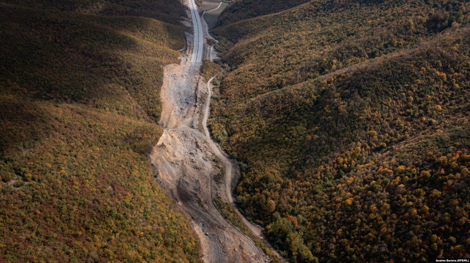 Një pjesë e autostradës ende e pandërtuar.