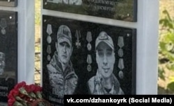 Фрагмент меморіальної дошки у Джанкої на честь російських військових, загиблих під час повномасштабного вторгнення РФ в Україну, 7 травня 2026 року