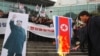 Демонстрант в Южной Корее сжигает флаг КНДР