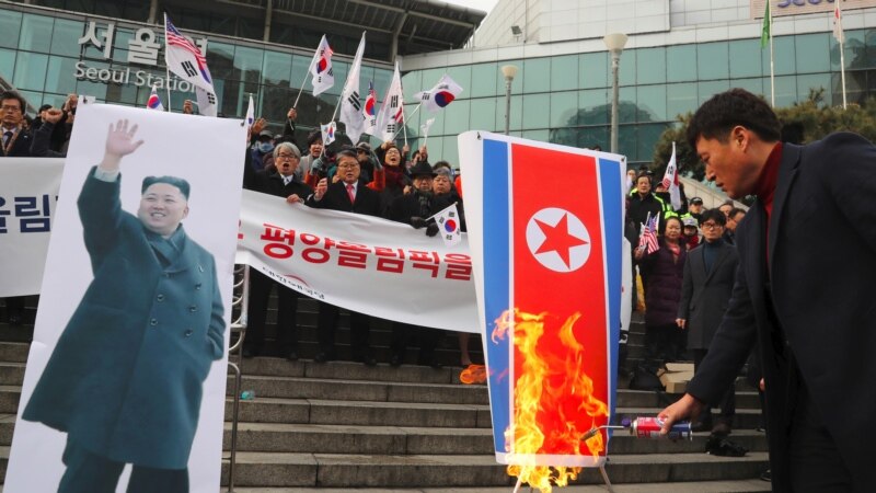 Demonstranti u Seulu zapalili zastavu Severne Koreje 