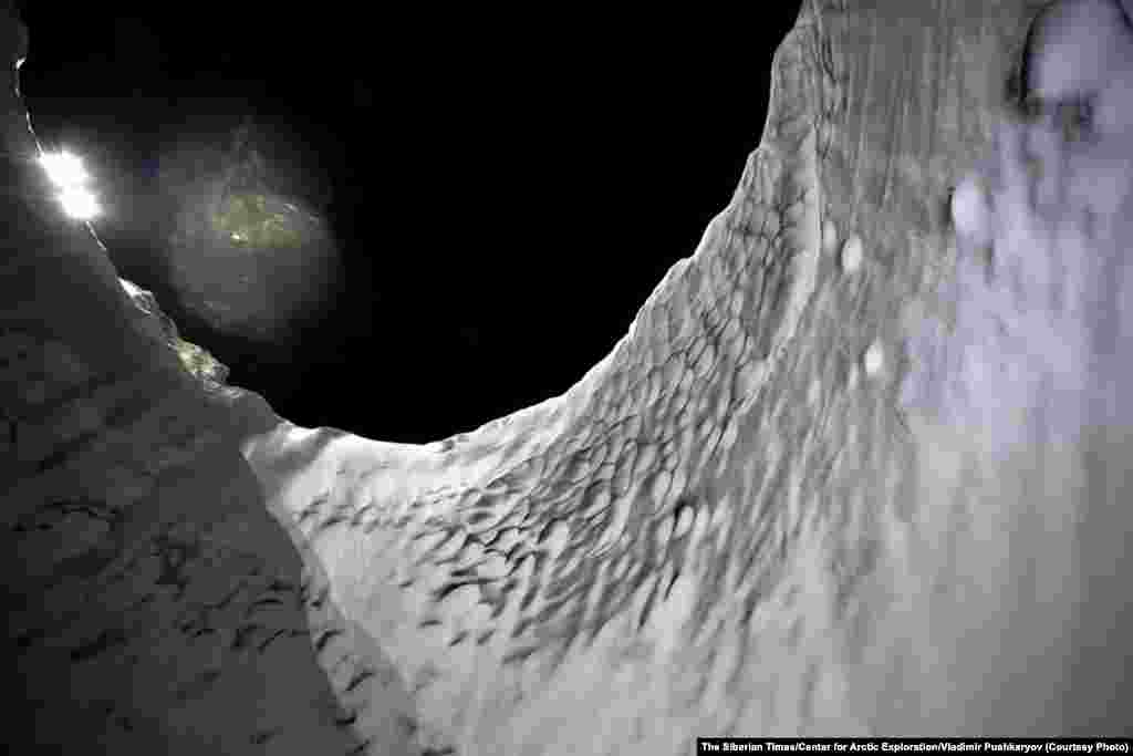 Исследователи провели измерения и взяли образцы из кратера. Первоначальное исследование предполагает, что кратер был сформирован плавящимися газовыми гидратами, ледоподобными веществами под поверхностью Земли.