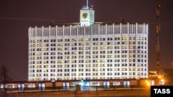 Дом правительства Российской Федерации на Краснопресненской набережной в Москве 