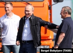 Аркадій Ротенберг (п) і Володимир Путін (л) на відкритті автодорожньої частини Керченського мосту. 15 травня 2018 року