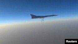 Сирияда Орусиянын TU-22M учагы бомба таштап жаткан учуру. Хомс провинциясы, 21-июль, 2016-жыл 