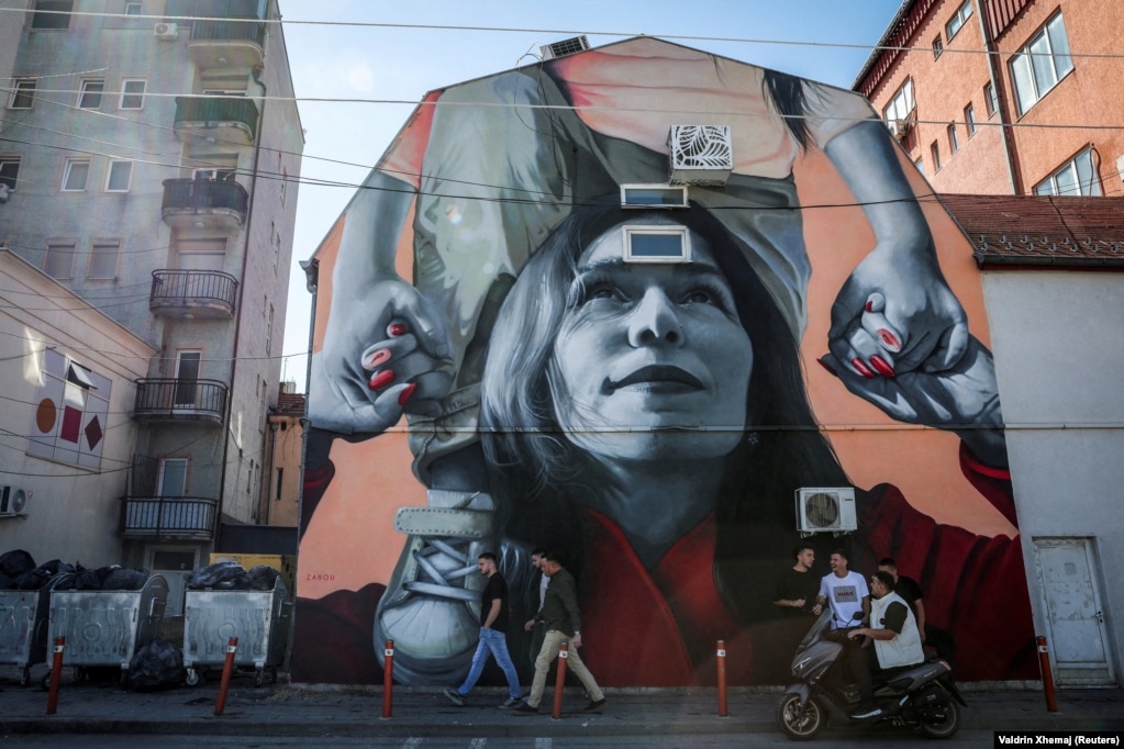 Një nga më shumë se 200 muralet e pikturuara gjatë dhjetë edicioneve të festivalit ndërkombëtar, Mural Fest, në Ferizaj, Kosovë. Fotografi e shkrepur më 19 shtator 2025.