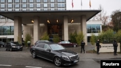 Російська делегація залишає готель InterContinental після завершення мирних переговорів між Росією й Україною за посередництва США, Женева, Швейцарія, 18 лютого 2026 року