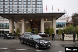 Російська делегація залишає готель InterContinental після завершення чергового раунду мирних переговорів між Україною і Росією за посередництва США, Женева, Швейцарія, 18 лютого 2026 року