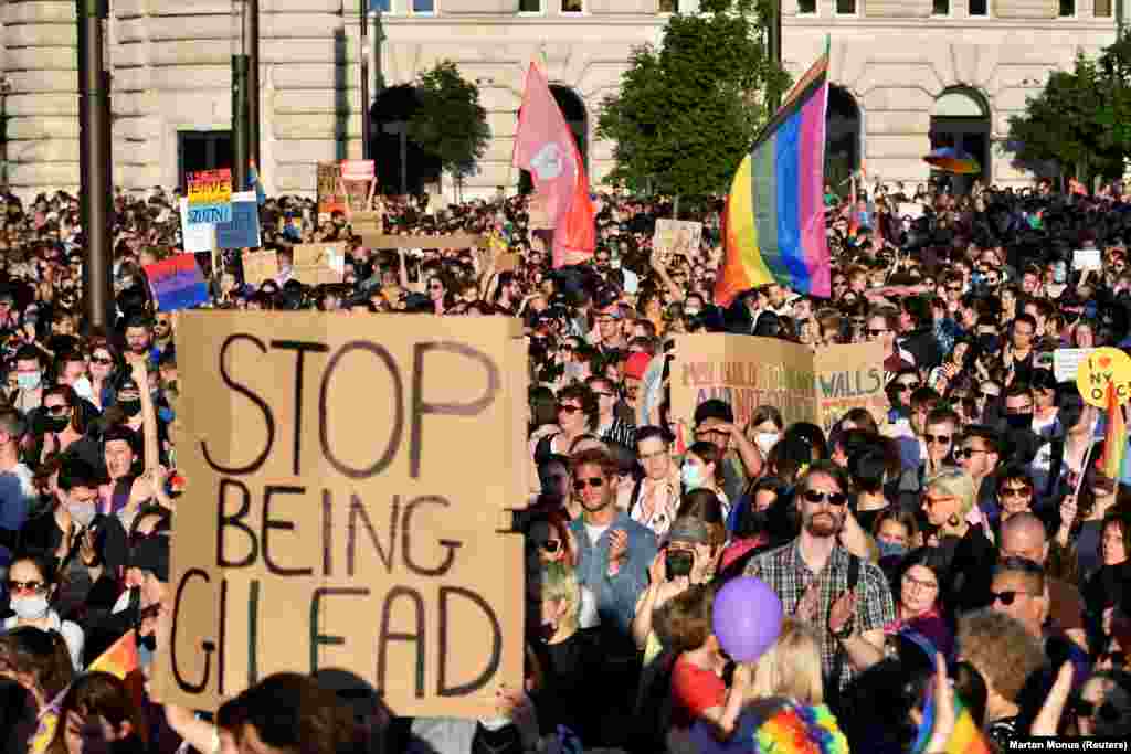 A szervezők szerint tízezren vettek részt a Parlament előtt tartott június 14-i demonstráción a homofóbbá gyúrt pedofiltörvény ellen. A Fidesz&nbsp;melegellenes módosításokat&nbsp;tett ugyanis a pedofilok elleni törvénybe, összemosva a két csoportot. A demonstrálók szerint a jogszabálytervezetet orosz mintára alkották,&nbsp;elfogadásának hatása emberéletekben lesz mérhető