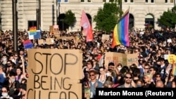 Премьер Виктор Орбанға және ЛГБТ туралы заңға қарсы жұрттың наразылық жиыны. 14 маусым, 2021 жыл, Будапешт, Венгрия. 