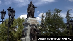 Пам'ятник Катерині II в «Катерининському саду». Сімферополь, архівне фото