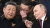 Президент России Владимир Путин (справа) и лидер Китая Си Цзиньпин на военном параде в Москве, 9 мая 2025 года