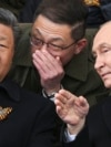 Російський президент Володимир Путін разом з китайським лідером Сі Цзіньпінем спостерігають за військовим парадом на Красній площі. Москва, 9 травня 2025 року