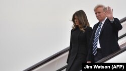 Donald dhe Melania Trump duke zbritur nga aeroplani Air Force One në Pekin