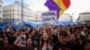 Участница акции протеста держит плакат с лозунгом "Справедливая арендная плата – сейчас" в Мадриде, Испания, 2 октября 2026 года
