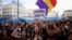 Участница акции протеста держит плакат с лозунгом "Справедливая арендная плата – сейчас" в Мадриде, Испания, 2 октября 2026 года