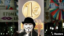 Un manechin cu o mască Guy Fawkes în fața unei prăvălii din Atena unde fiecare produs vândut costă un euro, 11 februarie 2015.