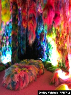 Радужная пещера в павильоне Исландии