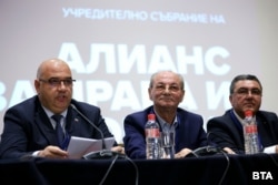  Доган с двама от четиримата новоизбрани съпредседатели на АПС – Димитър Николов и Танер Али, по време на учредителното заседание на партията, 15 ноември 2025 година 