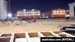 Arkadag şäherinde gurulýan bina. Iýul, 2025.