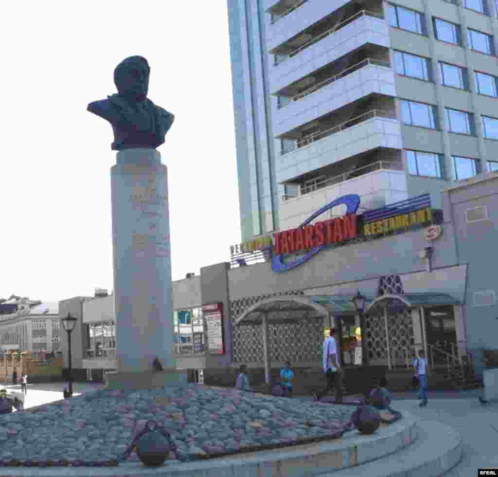 Һәйкәлнең уң ягында "Татарстан" кунакханәсе - Казанның меңъеллыгына Петербур тарафыннан төньяк башкала исеме белән урам бүләк ителде. Бу урам Нева елгасында урнашкан шәһәрне хәтерләтүче урын буларак төзелде. Петербур стиленнән таныш булган фонарьлар, үзенчәлекле архитектура төзелеше, матур күперчекләр урамда чыннан да төньяк башкала мохитен чагылдыра. Әмма “бүләк” әкренләп матурлыгын югалта бара.