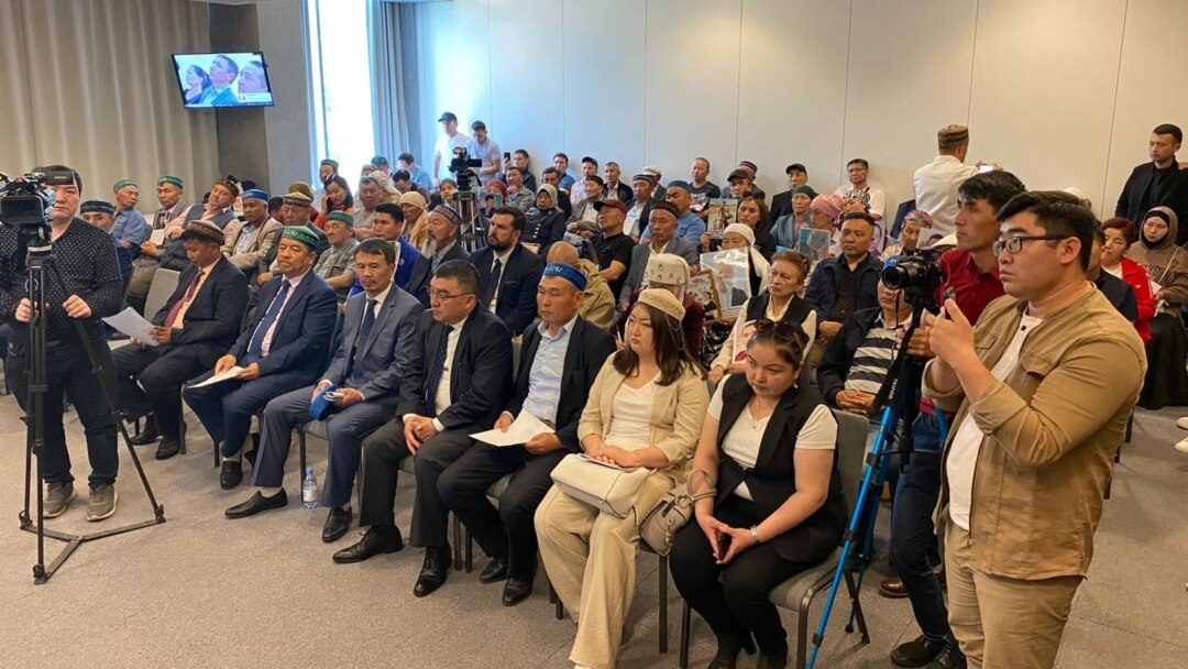 Жалаңаш күйген сұлу Ерлі-зайыптылар арасындағы құмарлық сексті қараңыз