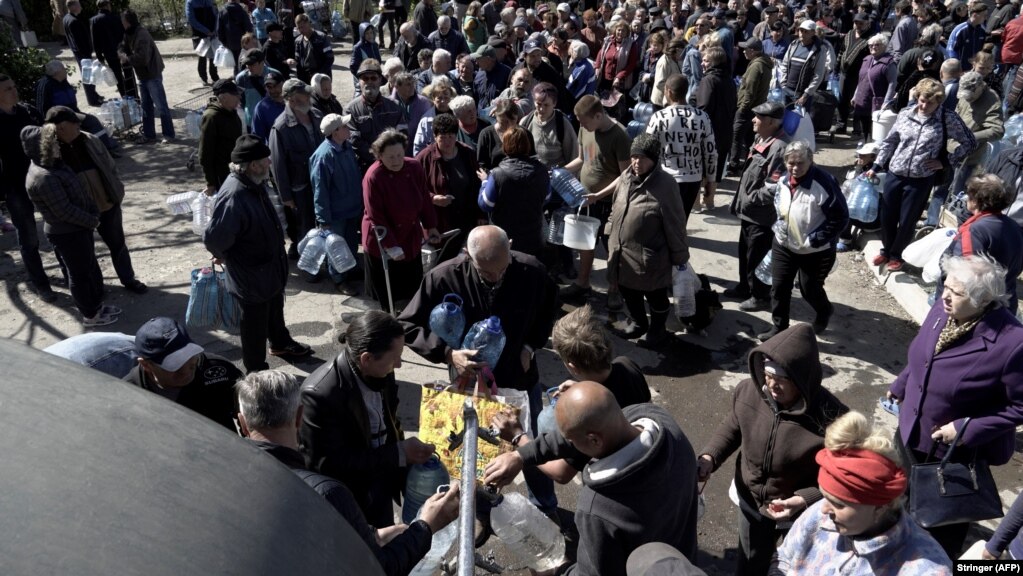 Banorët e Mariupolit duke pritur në radhë për ujë të pijshëm, më 10 maj.