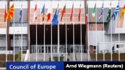Flamuj të vendosur para ndërtesës së Këshillit të Evropës në Strasburg. 14 mars 2022. 