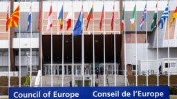 Flamuj të vendosur para ndërtesës së Këshillit të Evropës në Strasburg. 14 mars 2022. 