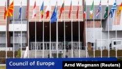 Flamuj të vendosur para ndërtesës së Këshillit të Evropës në Strasburg. 14 mars 2022.
