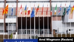 Flamuj të vendosur para ndërtesës së Këshillit të Evropës në Strasburg. Fotografi nga arkivi.