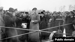 Ленин на испытании электроплуга. 1921 г. Фотоархив журнала "Огонёк"