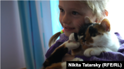 5-річна дочка Світлани Харченко Христина з кішкою Софією Петрівною. Місто Пилва, Естонія