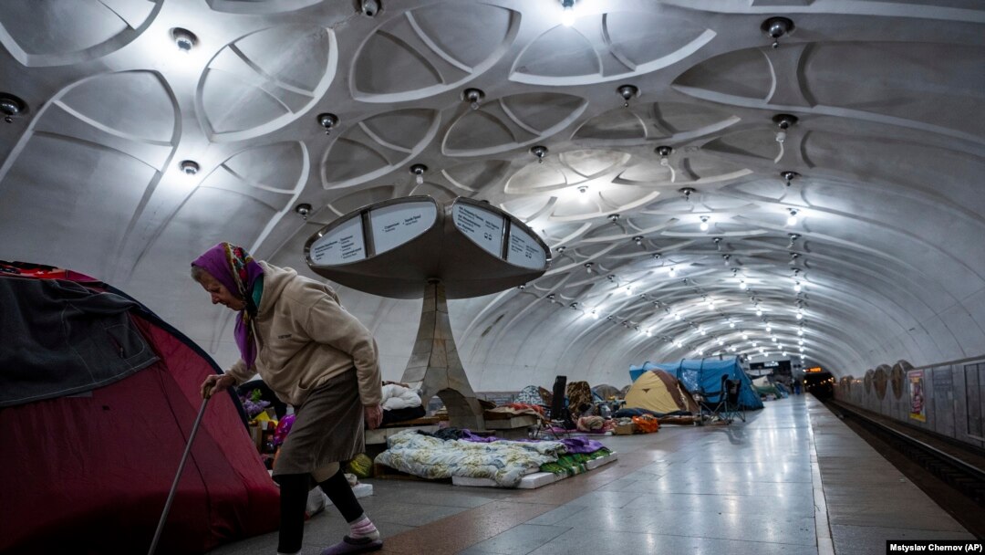 Starija žena na stanici metroa koja se koristi kao sklonište za bombe u Harkivu, 12. maj 2022. 