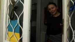 Russian Couple In Budapest Opens Their Home To Ukrainian Refugees video grab 1