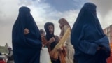 «Хотим жить как живые существа! Не хотим жить как пленники, как в клетке!» Женщины в Афганистане протестуют против бурок