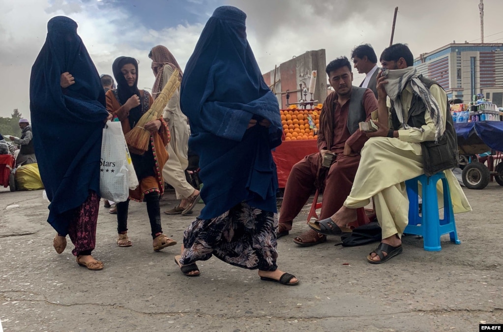 Gra afgane me burka duke ecur në një rrugë në Kabul, më 10 maj.