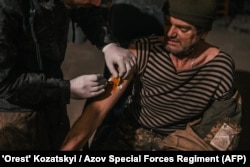 Один из раненых украинских военнослужащих на территории завода «Азовсталь»