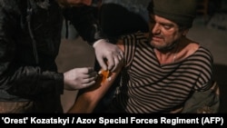 Jedan od pripadnika bataljona Azov, koji je povređen, dobija medicinsku pomoć u čeličani Azovstal u Mariupolju, 10. maj 2022.