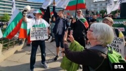  Протестиращите са готови с доста флагове и плакати. 