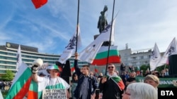 Бугарската анти-НАТО и проруска партија Преродба организираше протести во Софија и Варна на 11 мај 2022 година, повикувајќи на оставка на Кирил Петков и неговата влада.