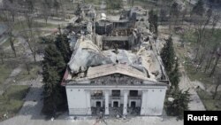 Teatrul dramatic din Mariupol distrus de bombardamentele rusești, aprilie 2022.
